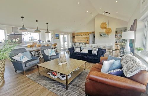 Trearddur Bay House | HIGH TIDE- LUXURY DEATCHED BUNGALOW- Sleeps 10 or 12 - Annexe option