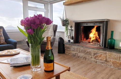 Trearddur Bay House | HIGH TIDE- LUXURY DEATCHED BUNGALOW- Sleeps 10 or 12 - Annexe option