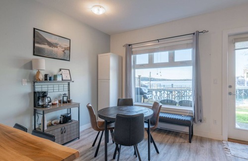 Tofino Apartment | High Tide - Waterfront bachelor