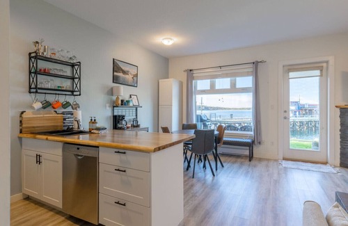 Tofino Apartment | High Tide - Waterfront bachelor