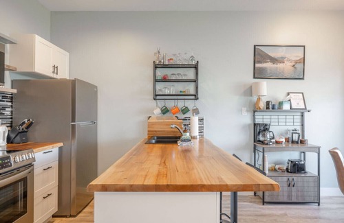 Tofino Apartment | High Tide - Waterfront bachelor