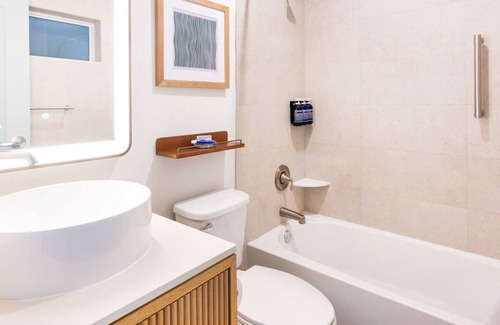 Islamorada Hotel | High Tides and Good Vibes! 4 Spacious Units, Outdoor Pool, Free Parking
