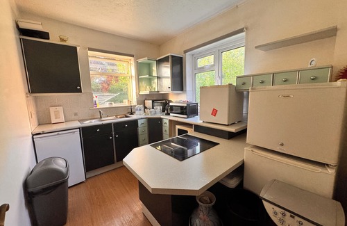 Horley House | High Trees Gatwick Guest House