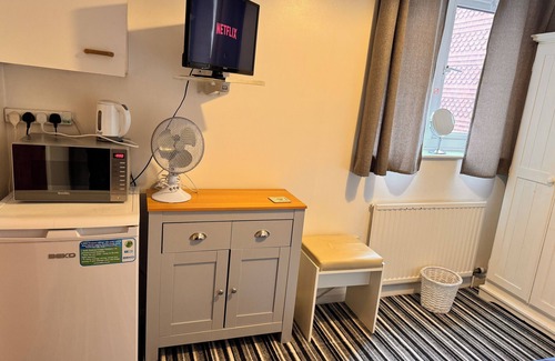 Horley House | High Trees Gatwick Guest House