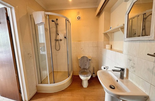 Horley House | High Trees Gatwick Guest House
