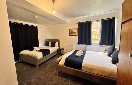 Horley House | High Trees Gatwick Guest House