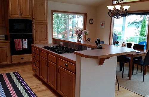 Camano Island House | Highbank waterfront with hot tub, firepit, crab boat, pots and 2 single kayaks!