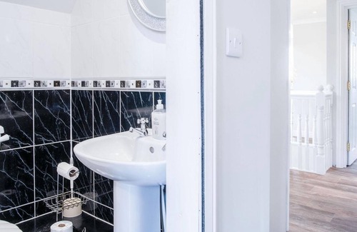 Pembroke Dock House | Highfield - 5 Bedroom Holiday Home - Pembroke Dock