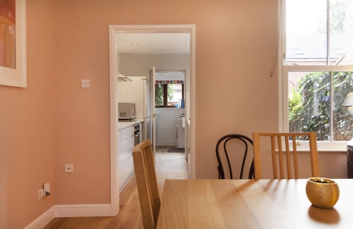 West Bridgford Apartment | Highfield Grove - a serviced house that sleeps 4 guests in 2 bedrooms