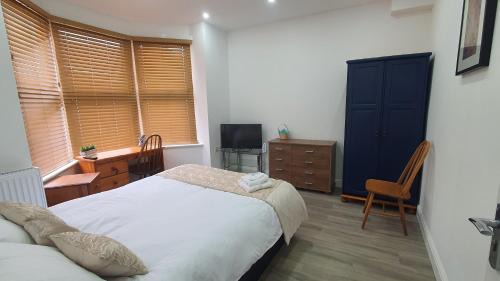 Wellingborough House | Highfield House - Parking, Private Bathroom, Serving Contractors, Santa Pod!