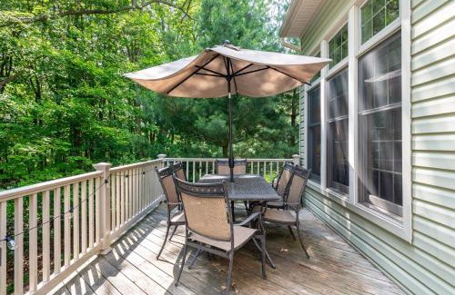 Lake Harmony House | Highland Hideaway by AvantStay Group Poconos Retreat w Patio Game Room