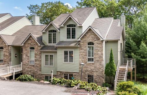 Lake Harmony House | Highland Hideaway by AvantStay Group Poconos Retreat w Patio Game Room