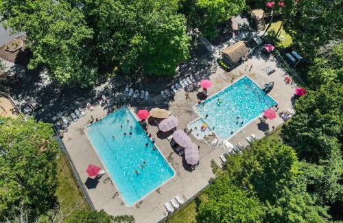 East Stroudsburg House | Highland Hideaway