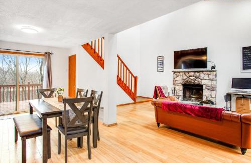 East Stroudsburg House | Highland Hideaway