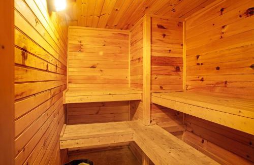 East Stroudsburg House | Highland Hideaway