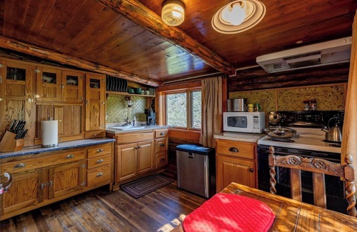 Wapiti Cabin | Highland Homestead, beautiful mountain views with river access, near Yellowstone National park!