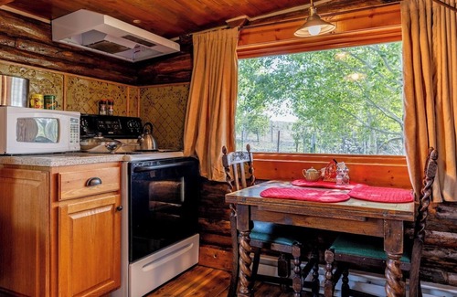 Wapiti Cabin | Highland Homestead, beautiful mountain views with river access, near Yellowstone National park!