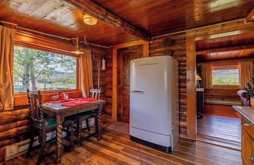 Wapiti Cabin | Highland Homestead, beautiful mountain views with river access, near Yellowstone National park!