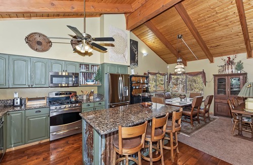 Eagle Mountain Estates Cabin | Highland House by Destination Big Bear : WiFi! HD Cable TV! Hot Tub! Fenced Yard! Propane BBQ!