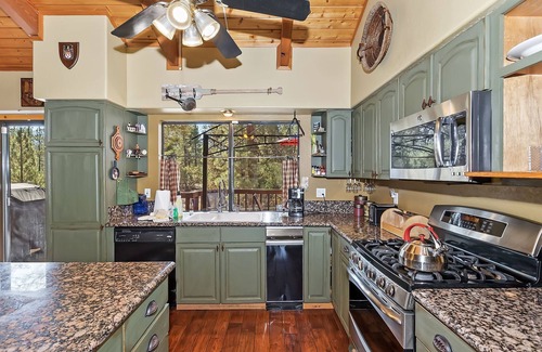 Eagle Mountain Estates Cabin | Highland House by Destination Big Bear : WiFi! HD Cable TV! Hot Tub! Fenced Yard! Propane BBQ!