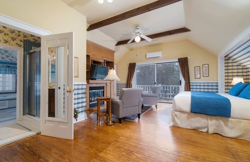 Flat Rock Cabin | Highland Lake Inn & Resort