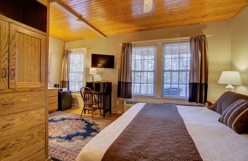 Flat Rock Cabin | Highland Lake Inn & Resort