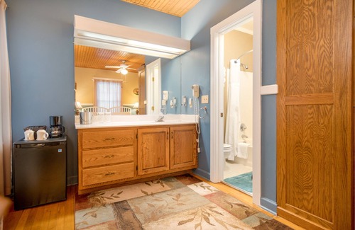 Flat Rock Cabin | Highland Lake Inn & Resort