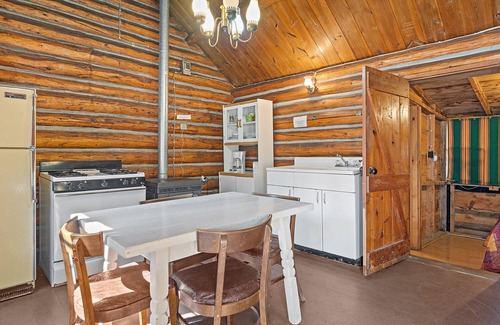Cheyenne Crossing Cabin | Highlander Cabin by Spearfish Creek