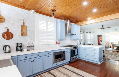 Bonnycastle House | Highlands 4 BD 2.5 BA backyard oasis+chef kitchen fire pit bbq