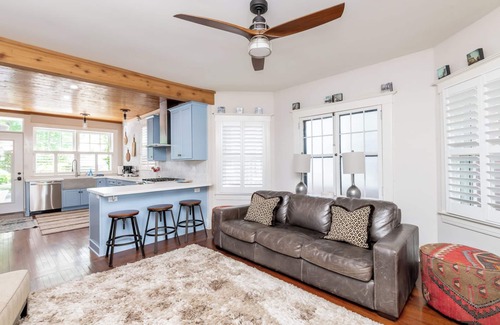 Bonnycastle House | Highlands 4 BD 2.5 BA backyard oasis+chef kitchen fire pit bbq