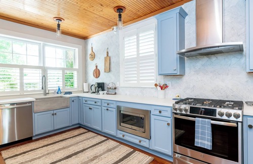 Bonnycastle House | Highlands 4 BD 2.5 BA backyard oasis+chef kitchen fire pit bbq