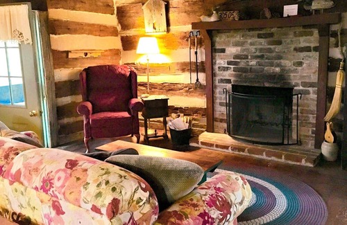 Lexington Cabin | Highlands Cabin: Adventure in c.1775 Log Cabin!