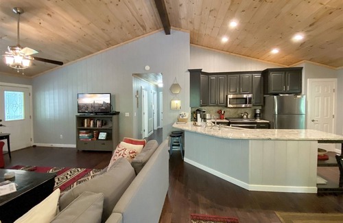 Highlands Cabin | Highlands Haven | Minutes from Main Street with Fire Pit