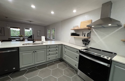 Highlands Cabin | Highlands Spacious MTN Cabin for 16 w/Hot Tub+gameroom+gym+wifi & 4m from DT