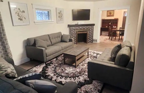 Lakewood House | Highly sought out Lakewood location