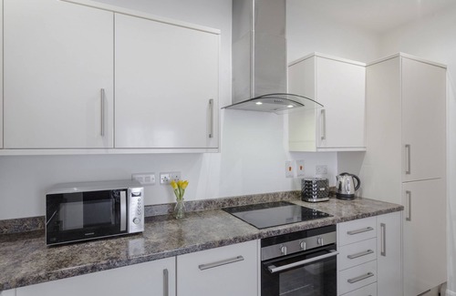 Luton Cottage | Highview Court - sleeps 4 guests in 1 bedroom