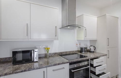 Luton Cottage | Highview Court - sleeps 4 guests in 1 bedroom