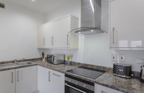 Luton Cottage | Highview Court - sleeps 4 guests in 1 bedroom