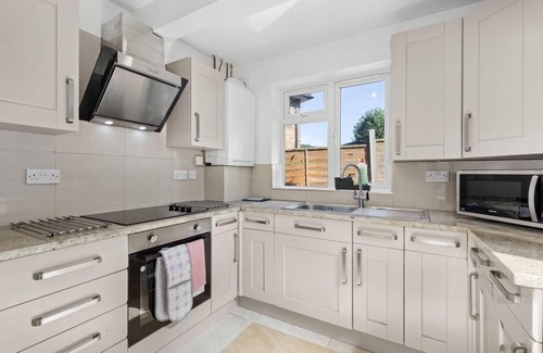 Brighton House | Highway Haven With Free Parking By My Getaways