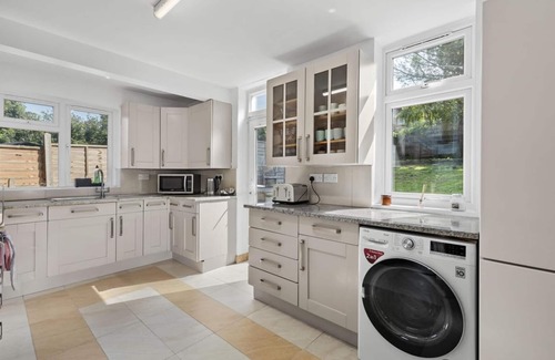 Brighton House | Highway Haven With Free Parking By My Getaways