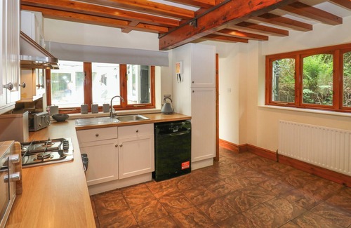 Denby Dale Cottage | HIGHWOOD LODGE, pet friendly, with hot tub in Denby Dale