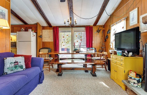 Chester Cabin | Hike, Ski & Unwind: Cabin w/Deck in Chester!
