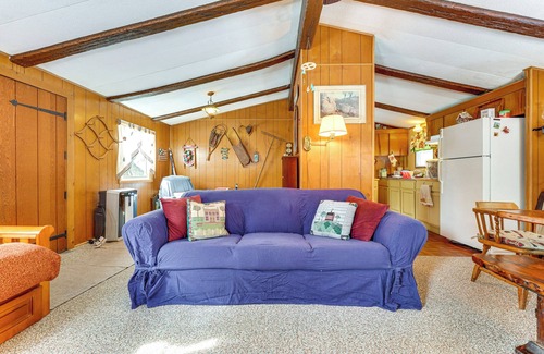 Chester Cabin | Hike, Ski & Unwind: Cabin w/Deck in Chester!