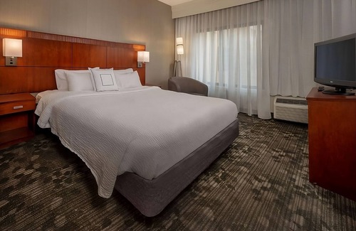 Newark Hotel | Hiking at Middle Run Valley Natural Area! FREE Parking, Pet-friendly, Pool!