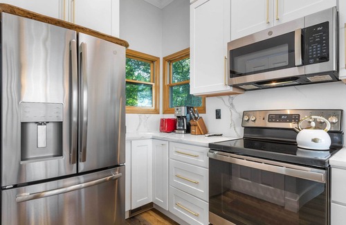 Mountain Air Apartment | Hiking On-site: Mtn-view Burnsville Condo!