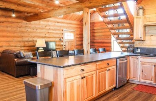 North Powder Cabin | Hill Cabin Hideaway, Romantic! Country Cabin for 2
