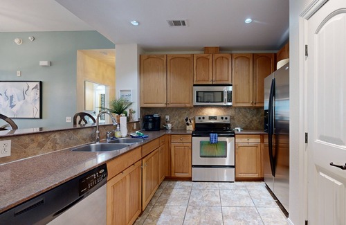 Horseshoe Bay Condo | Hill country corner condo at The Waters - central AC, lake views & Pool