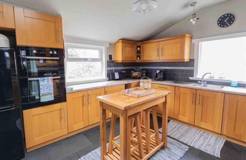 Cullen House | Hill Crest - cliff top cottage with stunning views of the bay.