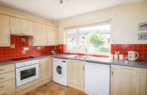 West Lulworth Cottage | HILL VIEW, pet friendly, character holiday cottage in West Lulworth