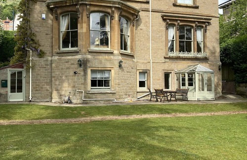 Malvern Apartment | Hill view , town centre apartment in beautiful and peaceful Malvern